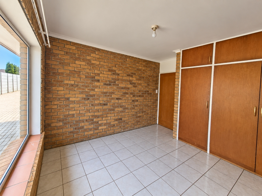 To Let 4 Bedroom Property for Rent in Rouxville Western Cape